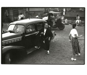 1954年　千住新橋バス停　当時乗用車は金持ちのシンボルだった/深瀬昌久のサムネール