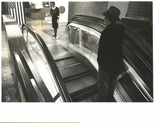東京人　新宿区: 新宿駅ビル　21 March　東京・ニューヨーク姉妹絵画展/高梨豊のサムネール