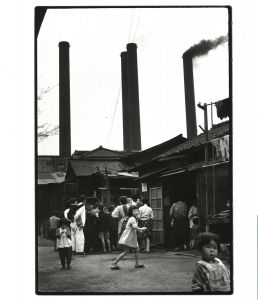 1954年　西新井のお化け煙突附近　鞍馬天狗の紙芝居　この附近にバタ屋部落があった