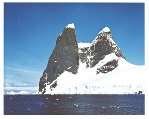 ルメール海峡に迫る岩峰　南極半島　1978